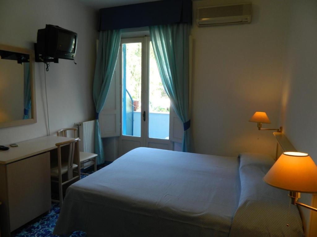 Hotel Villa Hermosa Ischia Bagian luar foto